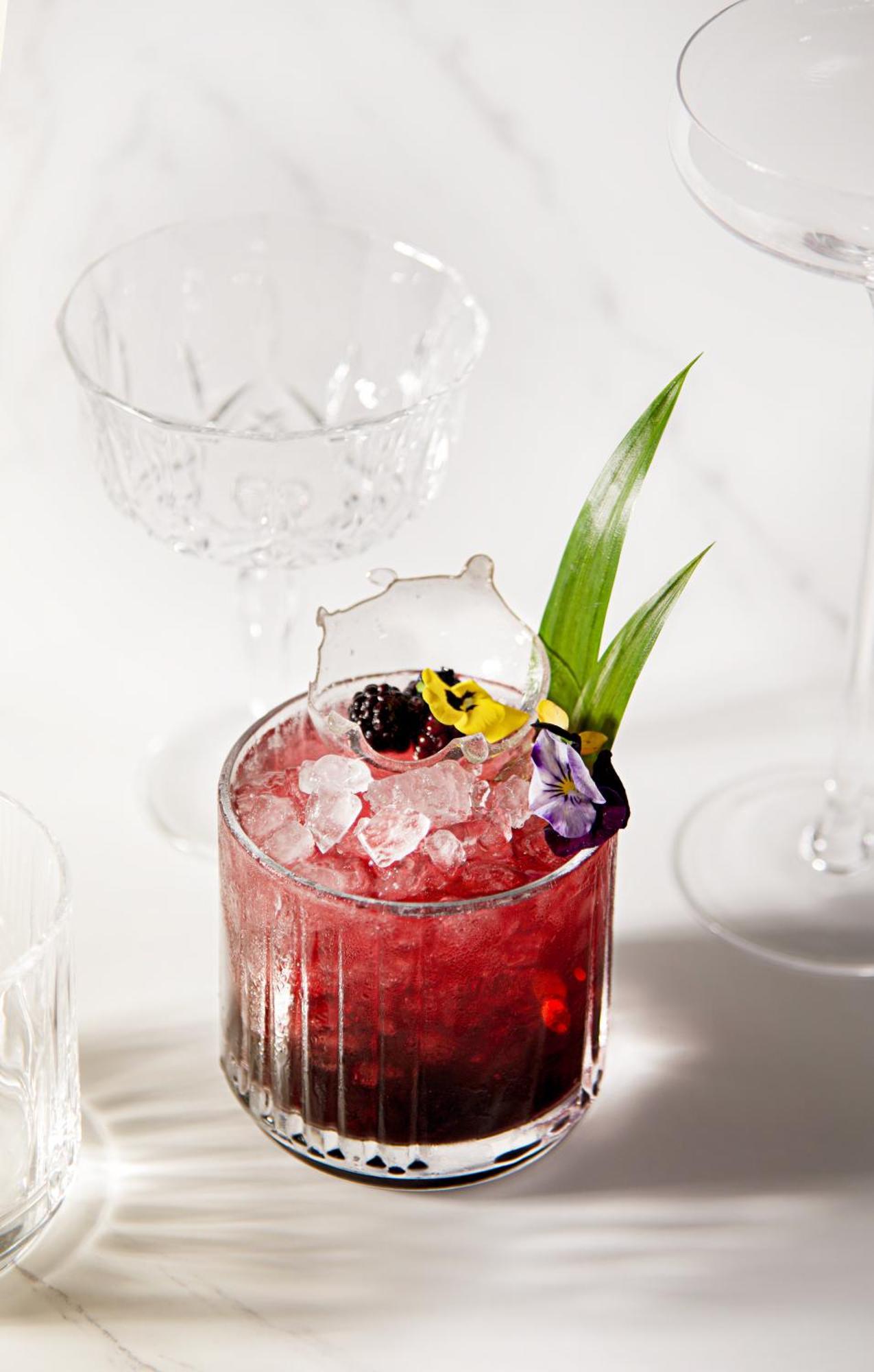 Mai House Saigon Hotel Thành Pho Ho Chí Minh Esterno foto A cocktail garnished with edible flowers