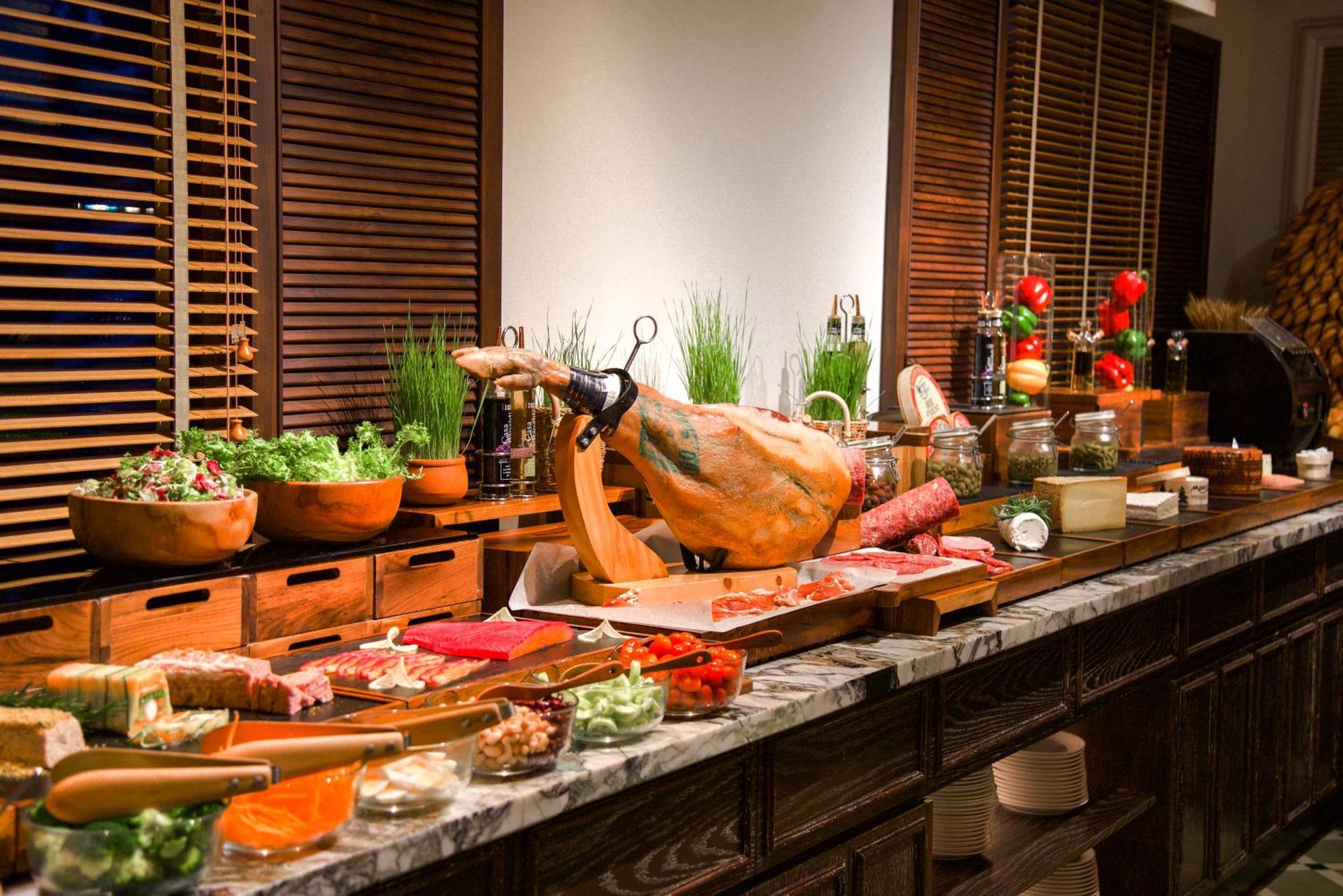 Mai House Saigon Hotel Thành Pho Ho Chí Minh Esterno foto A jamón ibérico bar
