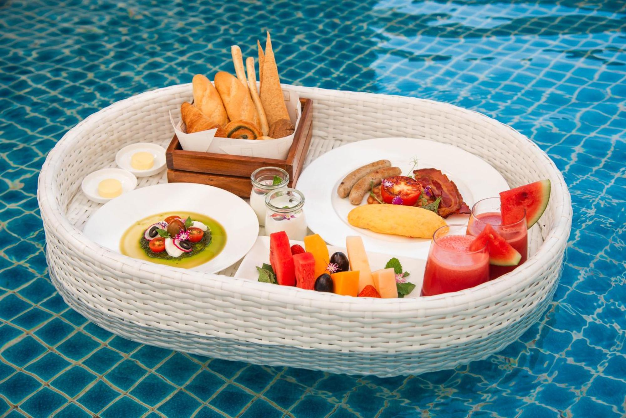 Mai House Saigon Hotel Thành Pho Ho Chí Minh Esterno foto A floating breakfast at a resort in Bali, Indonesia