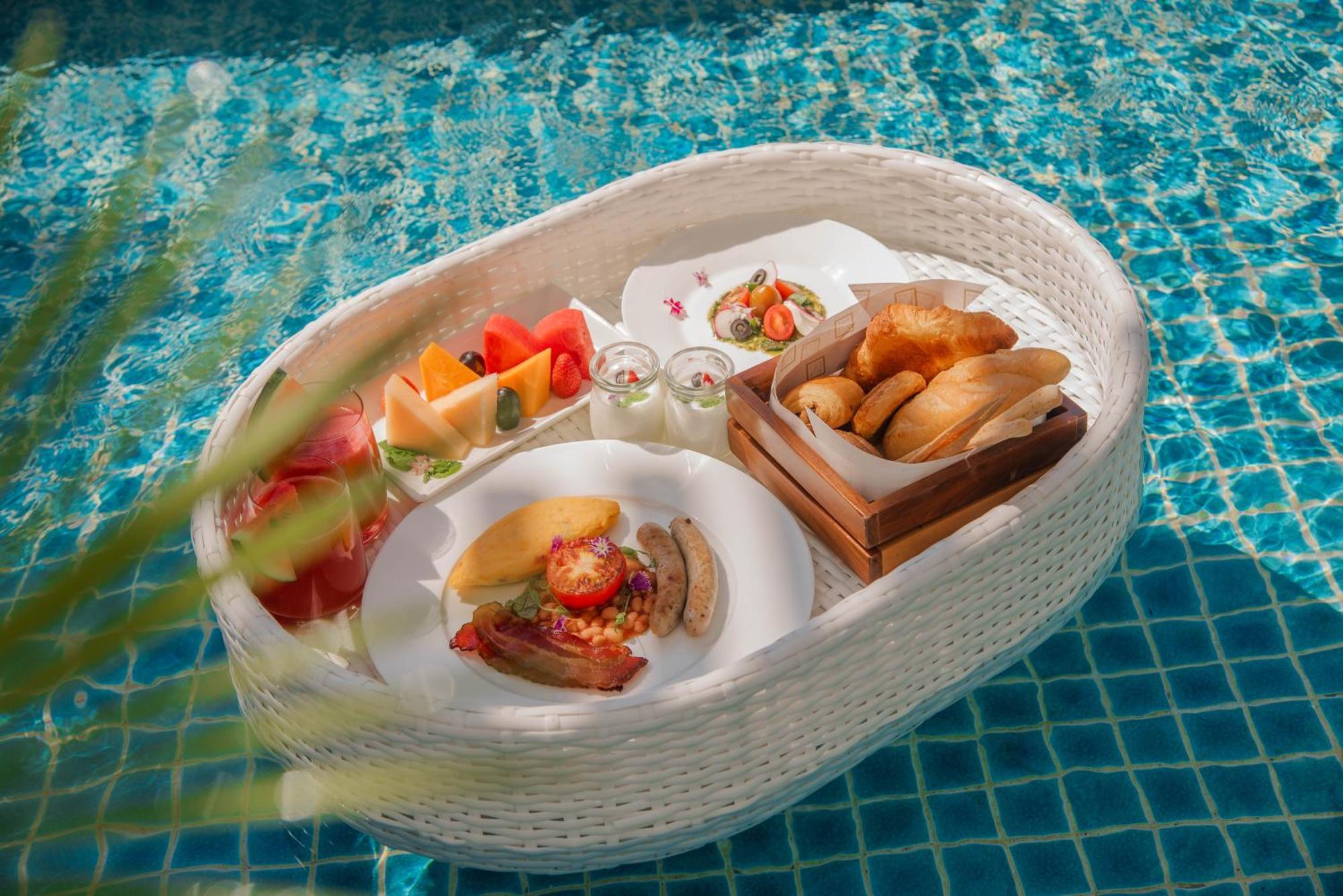 Mai House Saigon Hotel Thành Pho Ho Chí Minh Esterno foto A floating breakfast at a resort in Bali, Indonesia
